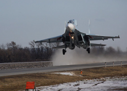 Бомбардировщик Су-30М2 и два истребителя приземлились на трассе в ста километрах от Волгодонска Бомбардировщик Су-30М2 и два истребителя приземлились на трассе в ста километрах от Волгодонска