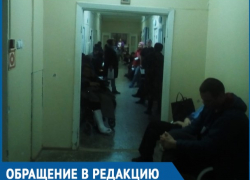 Огромная очередь в травмпункте вынуждает людей сидеть в ожидании приема целый день Огромная очередь в травмпункте вынуждает людей сидеть в ожидании приема целый день