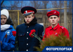 В канун Дня неизвестного солдата цветы возложили к памятнику «Вдовы» в станице Романовской В канун Дня неизвестного солдата цветы возложили к памятнику «Вдовы» в станице Романовской