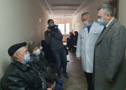 Какие очереди в поликлинике Волгодонска увидел Виктор Мельников Какие очереди в поликлинике Волгодонска увидел Виктор Мельников