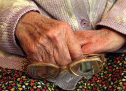В Цимлянске из-за денег жестоко избили и пытались задушить 77-летнюю учительницу В Цимлянске из-за денег жестоко избили и пытались задушить 77-летнюю учительницу