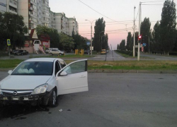 «Опель» не заметил разделительную полосу на Курчатова и перелетел через газон – читатель «Блокнота» «Опель» не заметил разделительную полосу на Курчатова и перелетел через газон – читатель «Блокнота»
