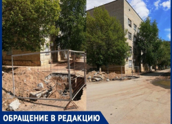 Огромная яма возле поликлиники №1 затрудняет проезд волгодонцам Огромная яма возле поликлиники №1 затрудняет проезд волгодонцам