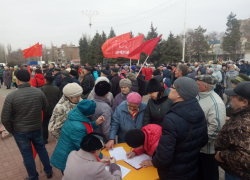 В Волгодонске под красными флагами прошел митинг против мусорной и пенсионной реформ В Волгодонске под красными флагами прошел митинг против мусорной и пенсионной реформ