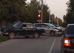 В результате ДТП «Волга» снесла новые ограждения на пересечении Горького и Первомайского в Волгодонске В результате ДТП «Волга» снесла новые ограждения на пересечении Горького и Первомайского в Волгодонске