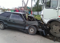 В Морозовске ВАЗ столкнулся с автобусом В Морозовске ВАЗ столкнулся с автобусом