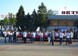 Огромный триколор пронесли по улице Ленина в честь Дня России в Волгодонске Огромный триколор пронесли по улице Ленина в честь Дня России в Волгодонске