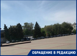 Прямо на площади Победы припарковались два десятка автомобилей атомщиков Прямо на площади Победы припарковались два десятка автомобилей атомщиков