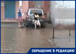 Преодолевая глубокую лужу волгодонцы с трудом добираются в собственный подъезд Преодолевая глубокую лужу волгодонцы с трудом добираются в собственный подъезд