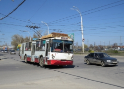 В троллейбусе на голову пожилой волгодончанке свалилась крышка люка В троллейбусе на голову пожилой волгодончанке свалилась крышка люка