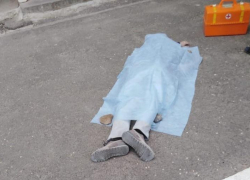 Пьяная волгодончанка не вышла к мертвому любовнику, лежавшему под подъездом Пьяная волгодончанка не вышла к мертвому любовнику, лежавшему под подъездом