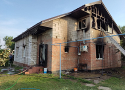 Двухэтажный жилой дом сгорел в Волгодонске в Красном Яру Двухэтажный жилой дом сгорел в Волгодонске в Красном Яру