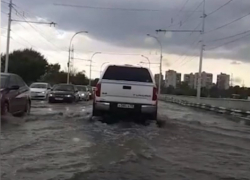 Мост в Волгодонске превратился в огромную реку Мост в Волгодонске превратился в огромную реку