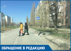 И без того "убитый" пешеходный переход завалили мусором, - волгодонец И без того "убитый" пешеходный переход завалили мусором, - волгодонец
