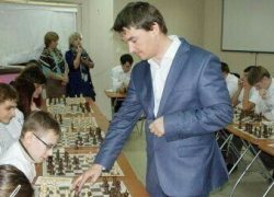 Воспитанники волгодонского интерната дали шахматный бой чемпиону мира Воспитанники волгодонского интерната дали шахматный бой чемпиону мира