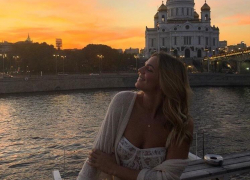 Юлия Ефимова в откровенном наряде на фоне кафедрального собора в Москве смутила поклонников Юлия Ефимова в откровенном наряде на фоне кафедрального собора в Москве смутила поклонников