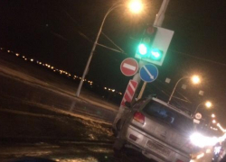 "Мицубиси" врезался в столб на мосту в Волгодонске "Мицубиси" врезался в столб на мосту в Волгодонске