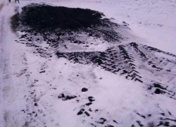 Асфальт положили прямо на снег и разровняли трактором в микрорайоне В-9, - читатель Асфальт положили прямо на снег и разровняли трактором в микрорайоне В-9, - читатель