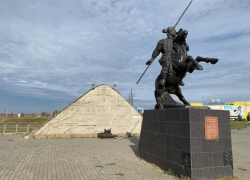 Ровно 11 лет назад на городской набережной был открыт Курган казачьей славы Ровно 11 лет назад на городской набережной был открыт Курган казачьей славы