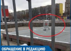 Молодежь затащила продуктовую тележку в сломанный фонтан на площади Курчатова Молодежь затащила продуктовую тележку в сломанный фонтан на площади Курчатова