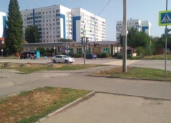 Тротуары, которых нет: пешеходам приходится переходить дорогу через кусты Тротуары, которых нет: пешеходам приходится переходить дорогу через кусты