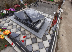 Вандалы устроили погром на могиле волгодонца Вадима Войтова, трагически погибшего два года назад Вандалы устроили погром на могиле волгодонца Вадима Войтова, трагически погибшего два года назад