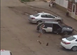 Дикие танцы молодежи под громкую музыку возле «прокаченных» машин на «десятке» сводят с ума волгодонцев Дикие танцы молодежи под громкую музыку возле «прокаченных» машин на «десятке» сводят с ума волгодонцев