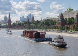 Транспортировка 500-тонной колонны из Волгодонска по Москве-реке в центре столицы попала на видео Транспортировка 500-тонной колонны из Волгодонска по Москве-реке в центре столицы попала на видео