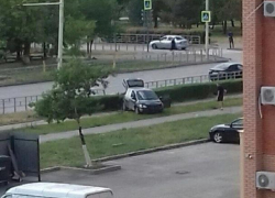 Минуя забор и кусты, Хендай вылетел на пешеходную дорожку Минуя забор и кусты, Хендай вылетел на пешеходную дорожку