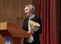 Министр образования Дона Лариса Балина в день рождения приехала на отчет Виктора Мельникова Министр образования Дона Лариса Балина в день рождения приехала на отчет Виктора Мельникова