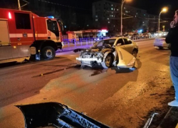 В Волгодонске автомобиль БМВ снес забор на проспекте Строителей В Волгодонске автомобиль БМВ снес забор на проспекте Строителей