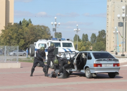 В Волгодонске на площади возле ДК имени Курчатова провели задержание вооруженных преступников В Волгодонске на площади возле ДК имени Курчатова провели задержание вооруженных преступников