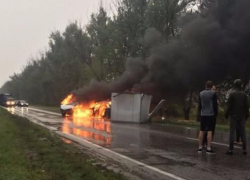 Появилось видео с места ДТП, где сгорели «Газель» и «БМВ» на трассе Ростов-Волгодонск Появилось видео с места ДТП, где сгорели «Газель» и «БМВ» на трассе Ростов-Волгодонск