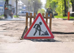 Дорожники и озеленители Волгодонска продолжают латать «дыры» на главных улицах Дорожники и озеленители Волгодонска продолжают латать «дыры» на главных улицах