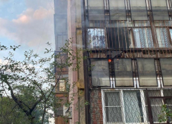 Прохожие помогли потушить загоревшийся балкон на улице Черникова в Волгодонске Прохожие помогли потушить загоревшийся балкон на улице Черникова в Волгодонске
