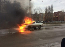 Полыхающая "Лада Приора" недалеко от "Сокол Моторс" попала на видео Полыхающая "Лада Приора" недалеко от "Сокол Моторс" попала на видео