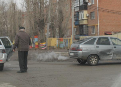 Два серебристых «ВАЗа» не поделили дорогу на светофоре в Волгодонске Два серебристых «ВАЗа» не поделили дорогу на светофоре в Волгодонске