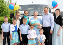 Две многодетные семьи Волгодонского района получили ключи от пассажирских микроавтобусов Две многодетные семьи Волгодонского района получили ключи от пассажирских микроавтобусов