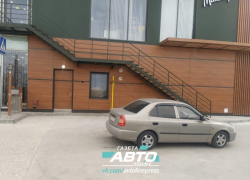 Водитель «Акцента» наехал на спящего пешехода возле «Макдоналдса» Водитель «Акцента» наехал на спящего пешехода возле «Макдоналдса»
