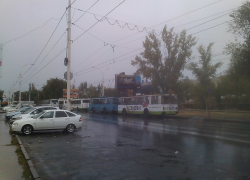 В Волгодонске дождливым утром возле Комсомольской площади выстроилась очередь из троллейбусов — читатель В Волгодонске дождливым утром возле Комсомольской площади выстроилась очередь из троллейбусов — читатель