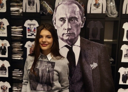 Мисс Волгодонск-2011 оделась в кофту с изображением Путина и станцевала на Болотной площади в Москве Мисс Волгодонск-2011 оделась в кофту с изображением Путина и станцевала на Болотной площади в Москве