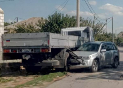 В станице Романовской легковушка умудрилась влететь под КамАЗ В станице Романовской легковушка умудрилась влететь под КамАЗ