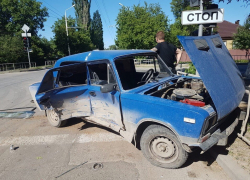ВАЗ искорежило в ДТП в Волгодонске ВАЗ искорежило в ДТП в Волгодонске
