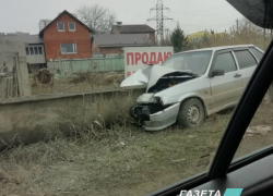 «Четырнадцатая» влетела в бетонное препятствие на Набережной в Волгодонске «Четырнадцатая» влетела в бетонное препятствие на Набережной в Волгодонске