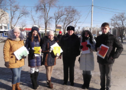 Волгодонские школьники и студенты рассказали пешеходам о правилах дорожного движения Волгодонские школьники и студенты рассказали пешеходам о правилах дорожного движения