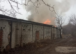 В Волгодонске в Шлюзах произошел пожар в мебельном цехе В Волгодонске в Шлюзах произошел пожар в мебельном цехе