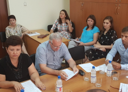 Отсутствие урн на остановках, неработающие ливневки и дороги обсудили депутаты Отсутствие урн на остановках, неработающие ливневки и дороги обсудили депутаты