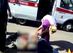 Появилось видео первых минут после ДТП, в котором водителю самоката из Волгодонска оторвало пальцы на руке Появилось видео первых минут после ДТП, в котором водителю самоката из Волгодонска оторвало пальцы на руке