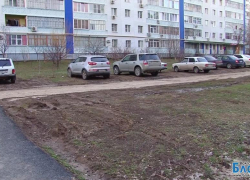 С ветерком по тротуарам: как паркуются на Индустриальной, 16 (ВИДЕО) С ветерком по тротуарам: как паркуются на Индустриальной, 16 (ВИДЕО)