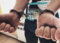 Почти килограмм наркотиков пытался продать бывший полицейский из Волгодонска Почти килограмм наркотиков пытался продать бывший полицейский из Волгодонска